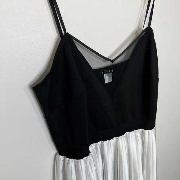 VENUS Dress - Picture 3 of 8